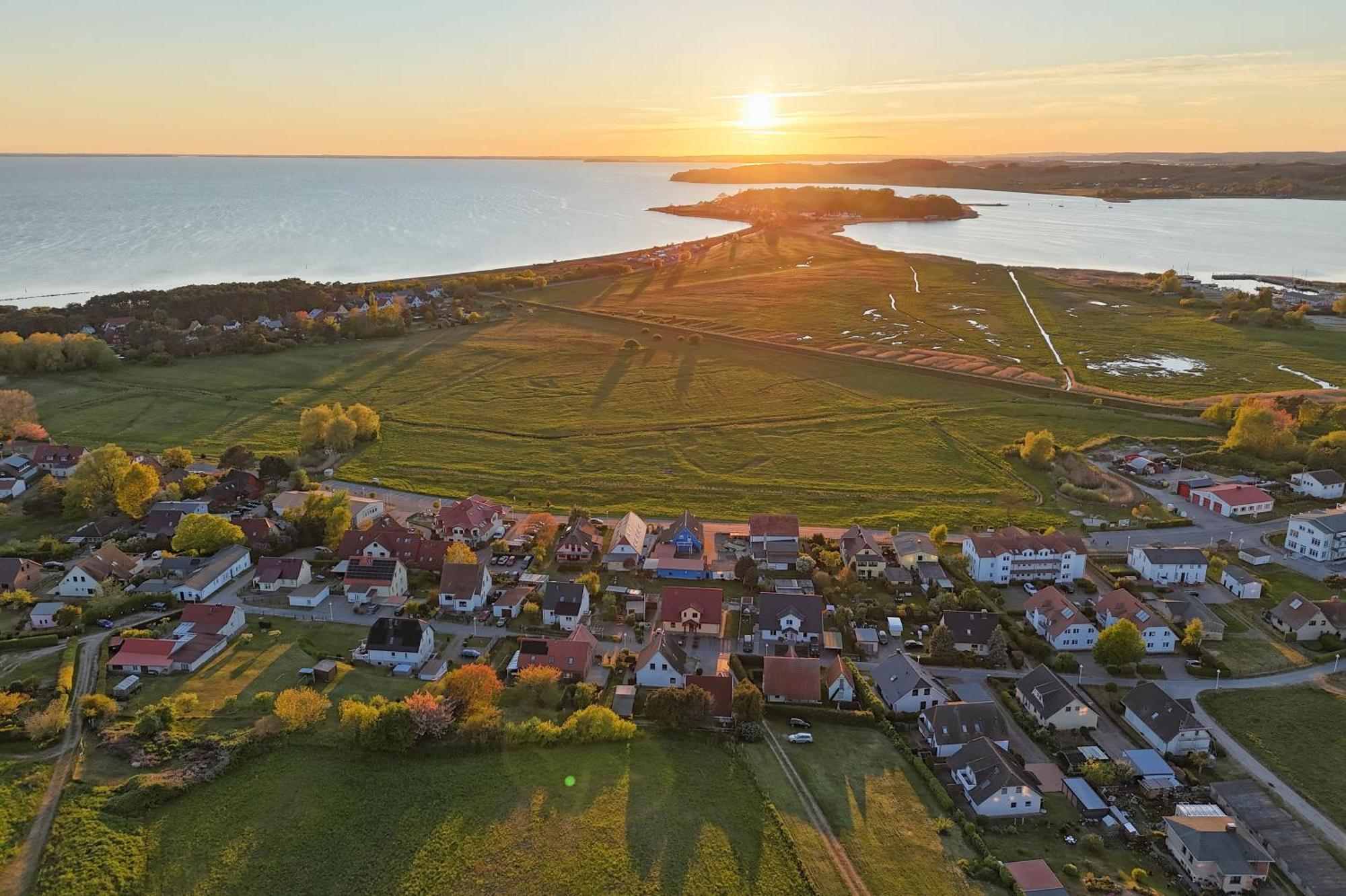 Schicke Fewo Mit Terrasse, Gratis Nutzung Vom Ahoi Erlebnisbad Und Sauna In Sellin - Haus De Niege Wech Fewo 02 Thiessow Exterior foto